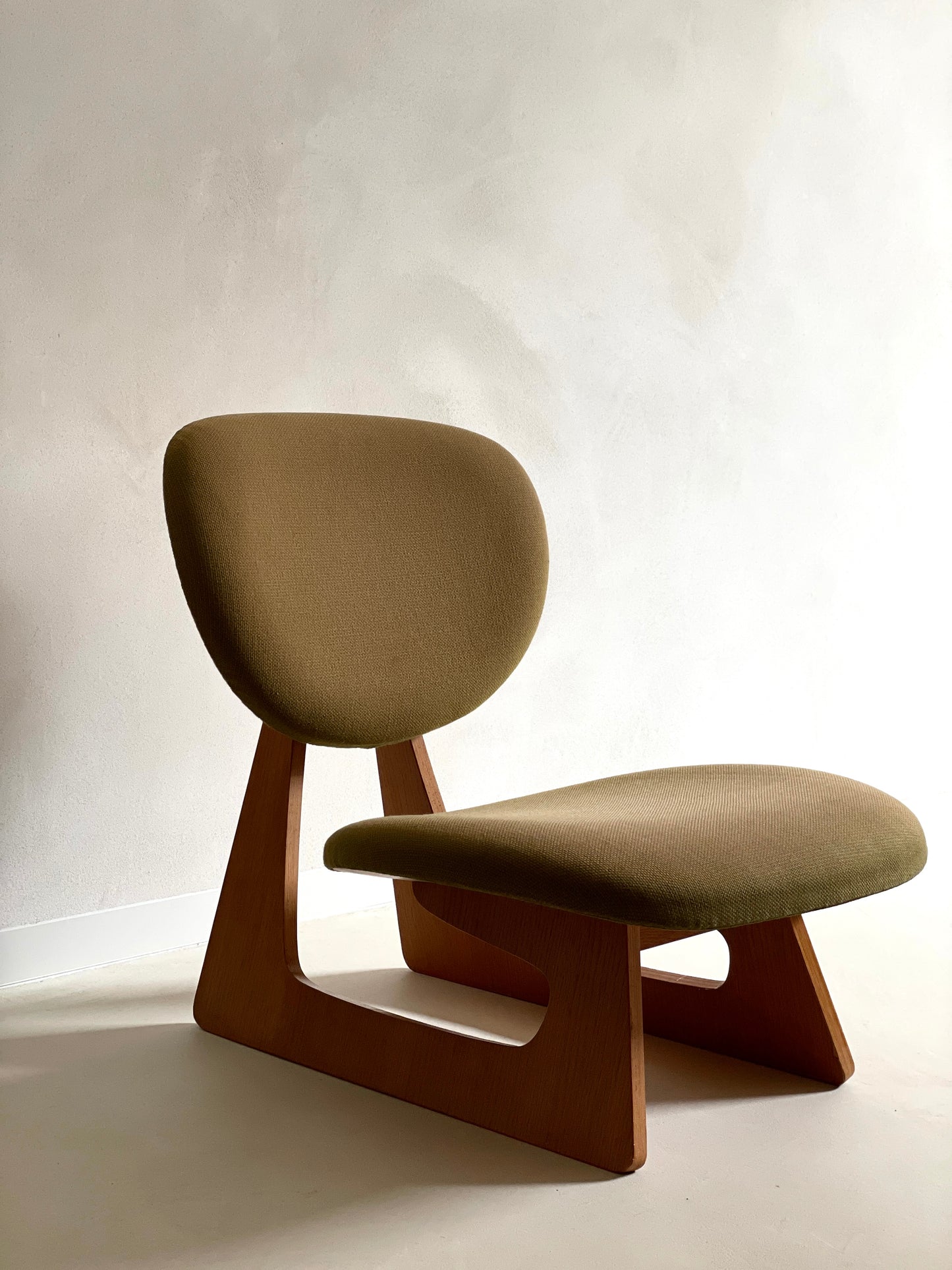 🔴 Pair of Teiza Isu Lounge Chairs by J. Sakakura and D. Choch, 1960