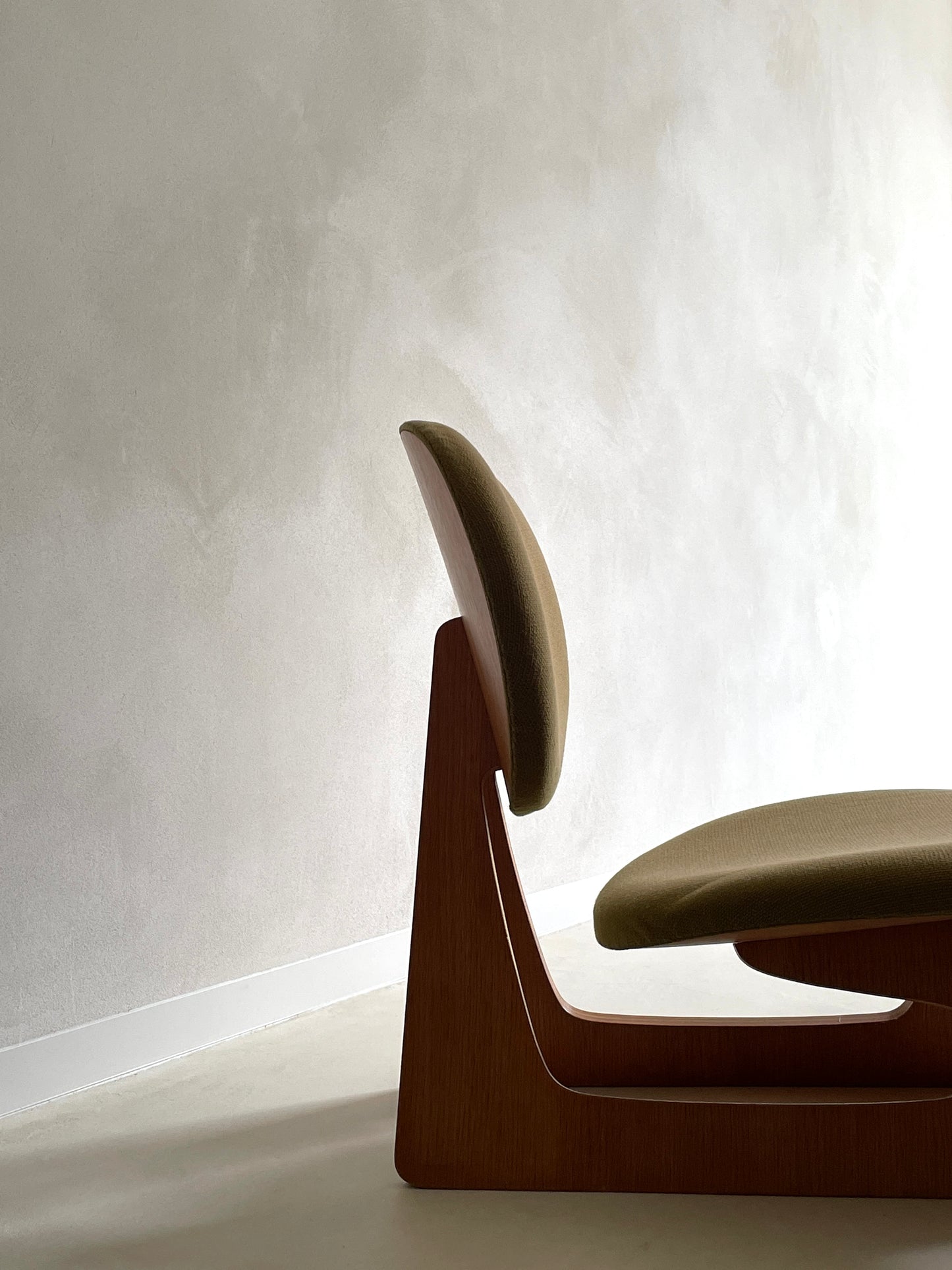 🔴 Pair of Teiza Isu Lounge Chairs by J. Sakakura and D. Choch, 1960